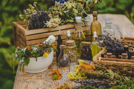 Durch ihre Vielfalt lassen sich die Anwendungen der Naturheilkunde ideal auf die Bedürfnisse von Pflegebedürftigen abstimmen. Kräuter und andere naturheilkundliche Mittel