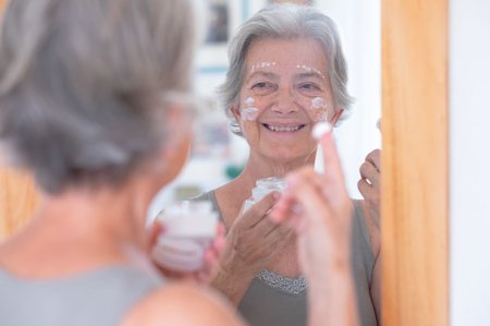 Ätherische Öle können in Gesichts- und Tagescreme eine kosmetische Wirkung entfalten. Beim Kontakt zu Schleimhäuten ist allerdings erhöhte Vorsicht geboten.