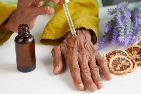 Ätherische Öle können aufgrund ihrer Beschaffenheit von der Haut aufgenommen werden. Daher ist auch das Auftragen auf die Hände sehr beliebt.