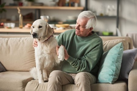 Haustiere können den Lebensalltag von älteren Menschen nachhaltig beeinflussen.