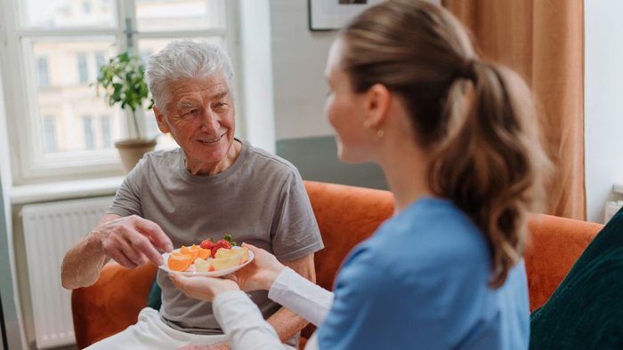 Gesunde Snacks für Senioren und Seniorinnen unterstützen die veränderten Essgewohnheiten älterer Menschen.