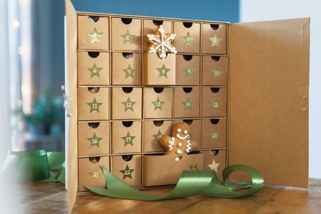 Mit einem Adventskalender können sich alleinstehende Menschen auch selbst 24 kleine Freuden bereiten.