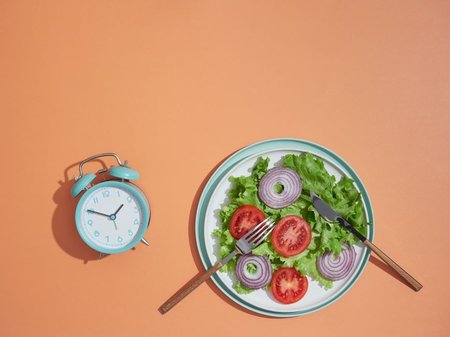 Gleiche Essenzeiten in der Ernährung bei Demenz können Betroffenen das Einhalten einer Essensroutine erleichtern.