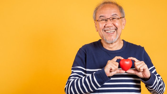Senior hält ein Herz