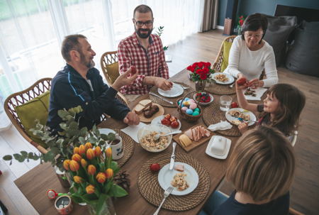 Ein festliches Osterfrühstück in der Familie kann auch pflegebedürftigen Menschen viel Freude bereiten kann.