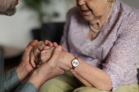 Ruhe bewahren und Sicherheit vermitteln – das ist für Betroffene in einem Notfall oft genauso wichtig wie medizinische Hilfe. Hände einer Seniorin werden beruhigend gehalten