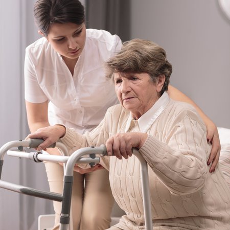 Pflege bei Parkinson - ein Balanceakt zwischen Hilfe und Selbstständigkeit.