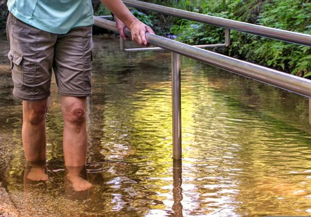 Auch Kneippbecken, die das Bild vieler Parks und Thermen prägen, haben ihren Ursprung in den Lehren von Sebastian Kneipp. Kneippen