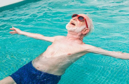Senior geniesst das Wasser