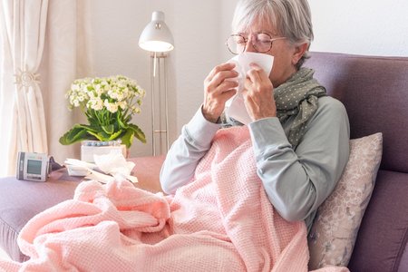 Bei Erkältungen greifen viele Menschen gerne auf natürliche Heilmittel zurück. Seniorin mit Erkältung