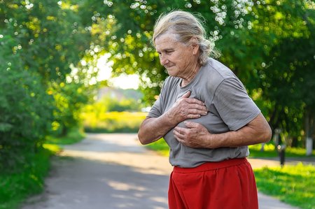 Ältere Frauen zeigen bei einem Herzinfarkt andere Beschwerden als Männer. Der Ernst der Lage wird bei ihnen daher leider noch häufig unterschätzt. Seniorin mit Schmerzen an der Brust