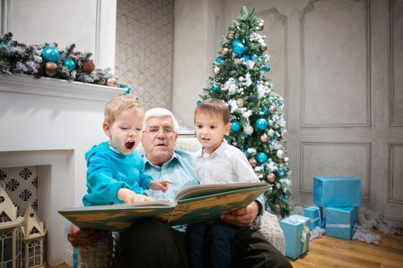 Weihnachten mit Pflegebedürftigen und Kindern spannt Sie als Angehörige oft voll mit ein. Achten Sie deshalb darauf, dass auch Sie nicht zu kurz kommen. 