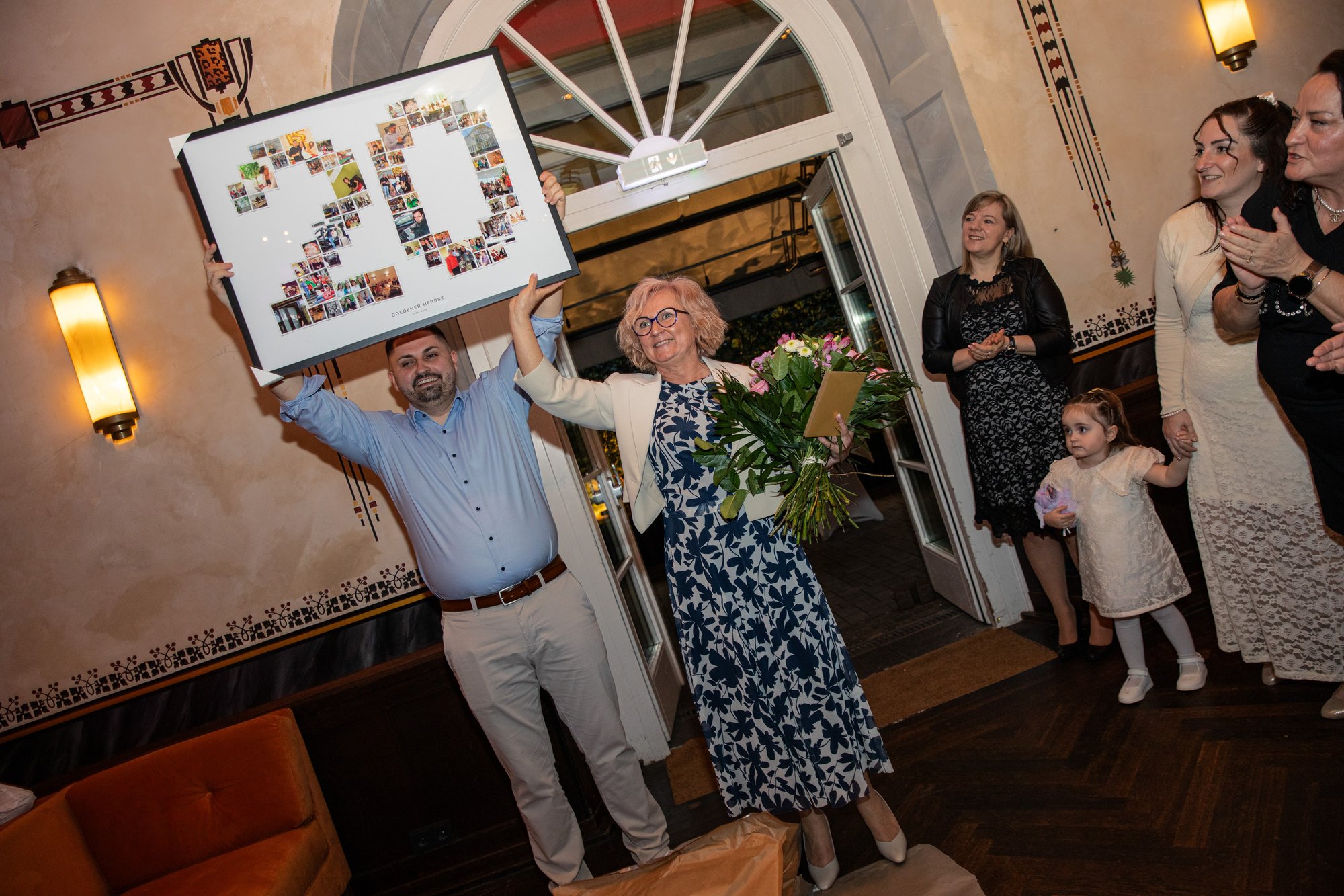 20 Jahre Goldener Herbst – Fotocollage zum Jubiläum Mitarbeitende überreichen zum 20-jährigen Jubiläum des Goldenen Herbstes eine Fotocollage.