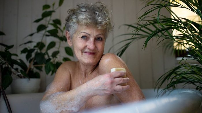 Pflegebedürftige baden: Ein wichtiger Teil der Körperhygiene, aber auch ein Moment der Nähe und Entspannung. 