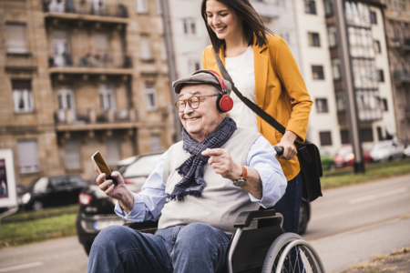  Spannende Themen, humorvolle Beiträge und viel Musik – Radiobeiträge und Podcasts können eine große Bereicherung im Alltag älterer Menschen sein.