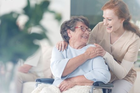 Die 24 h Pflege zu Hause bietet eine optimale Betreuung der Pflegebedürftigen und schafft so Freiräume für eine Auszeit für pflegende Angehörige.