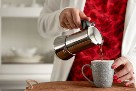 Mit der entsprechenden Achtsamkeit kann schon das Zubereiten des Nachmittagskaffees zu einem besonderen Ritual im Pflegealltag werden.