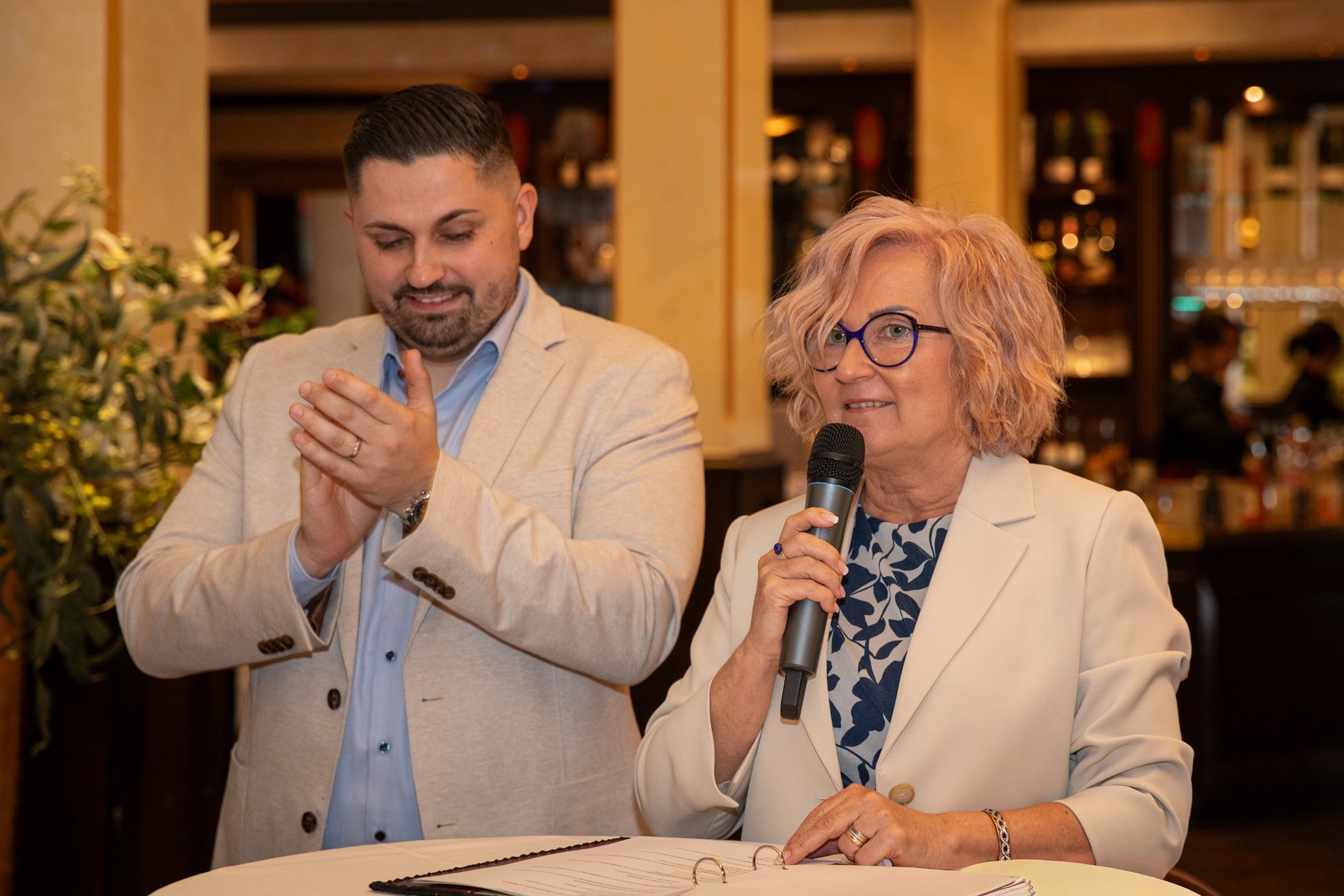 20 Jahre SeniorenService Goldener Herbst - Dank und Freude Monika Krolikowski hält eine Ansprache, während ihr Sohn uMichael Krolikowski applaudiert.