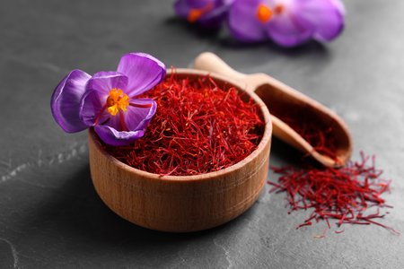 Das auch als „rotes Gold“ bekannte Safran begeistert nicht nur in der Küche, sondern auch in der Naturheilkunde. Safran