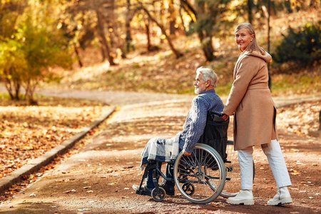 Der Aufenthalt in der Natur gilt als besonders stresslindernd. Spaziergänge und Ausflüge im Freien sind deshalb für die Erhaltung der Herzgesundheit besonders wertvoll. Gemeinsames Spazierengehen