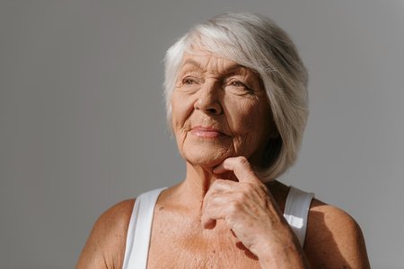 Markant und einzigartig: Durch die nachlassende Elastizität der Haut entstehen Falten – eine natürliche Erscheinung jedes Alterungsprozesses. Porträt einer Seniorin.