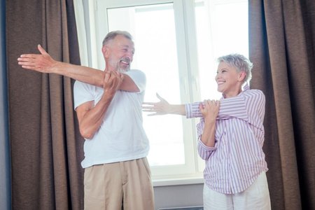 Seniorengymnastik hat eine Vielzahl von positiven Auswirkungen auf die Fitness von Senioren und Seniorinnen.