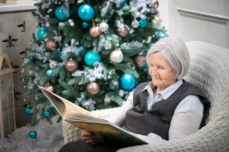 Rituale im Jahresverlauf, wie beispielsweise das Lesen der Weihnachtsgeschichte, können älteren Menschen ein Gefühl der Vertrautheit und Sicherheit schenken.